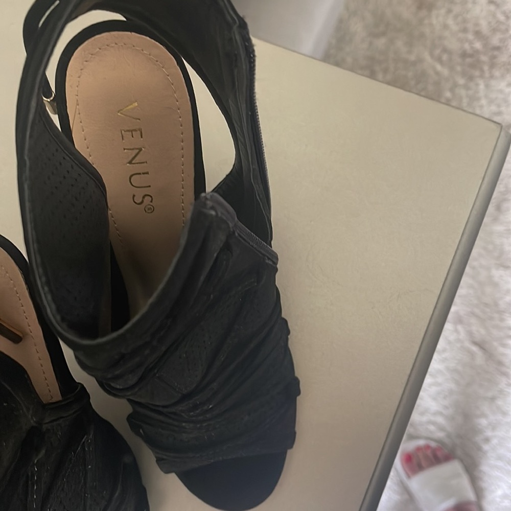 Sexy heels
T9 - Picture 3 of 5
